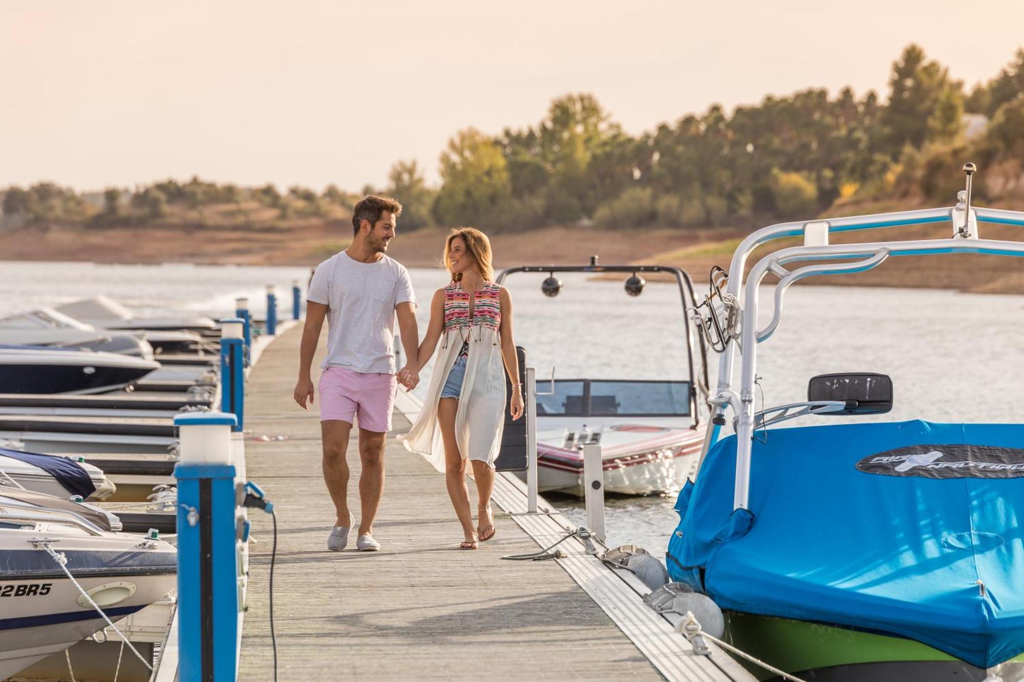 Ap Lago Montargil - Conference & Spa Zewnętrze zdjęcie A couple walking on a dock at Lake Pleasant